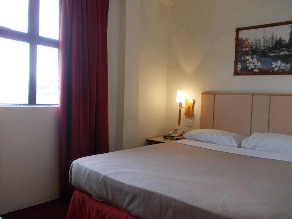 Hotel Sri Sutra - Sungai Buloh Petaling Jaya Bagian luar foto
